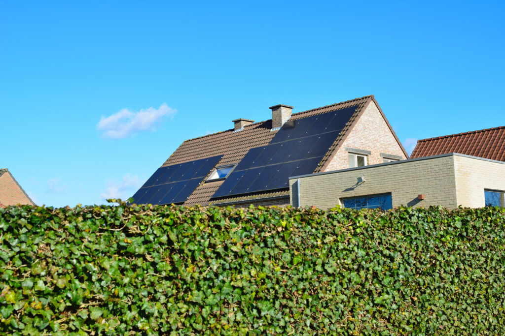 Photo d'une installation de panneaux solaires installé par Toitures Laviolette à Liège