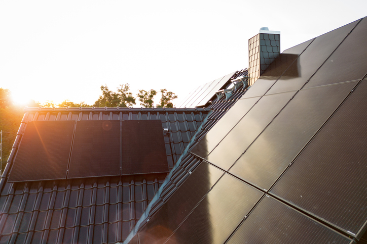 Photo d'une toiture de maison avec des panneaux solaires