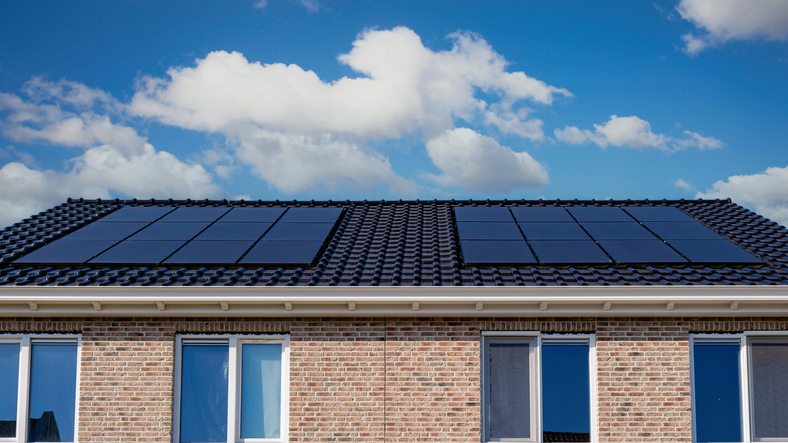 Photo de deux nouvelles constructions avec des panneaux solaires sur leur toit