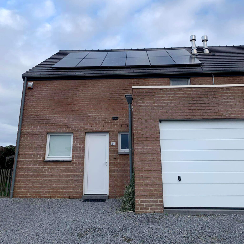 Photo d'une maison à Liège avec des panneaux solaires posés par Toitures Laviolette