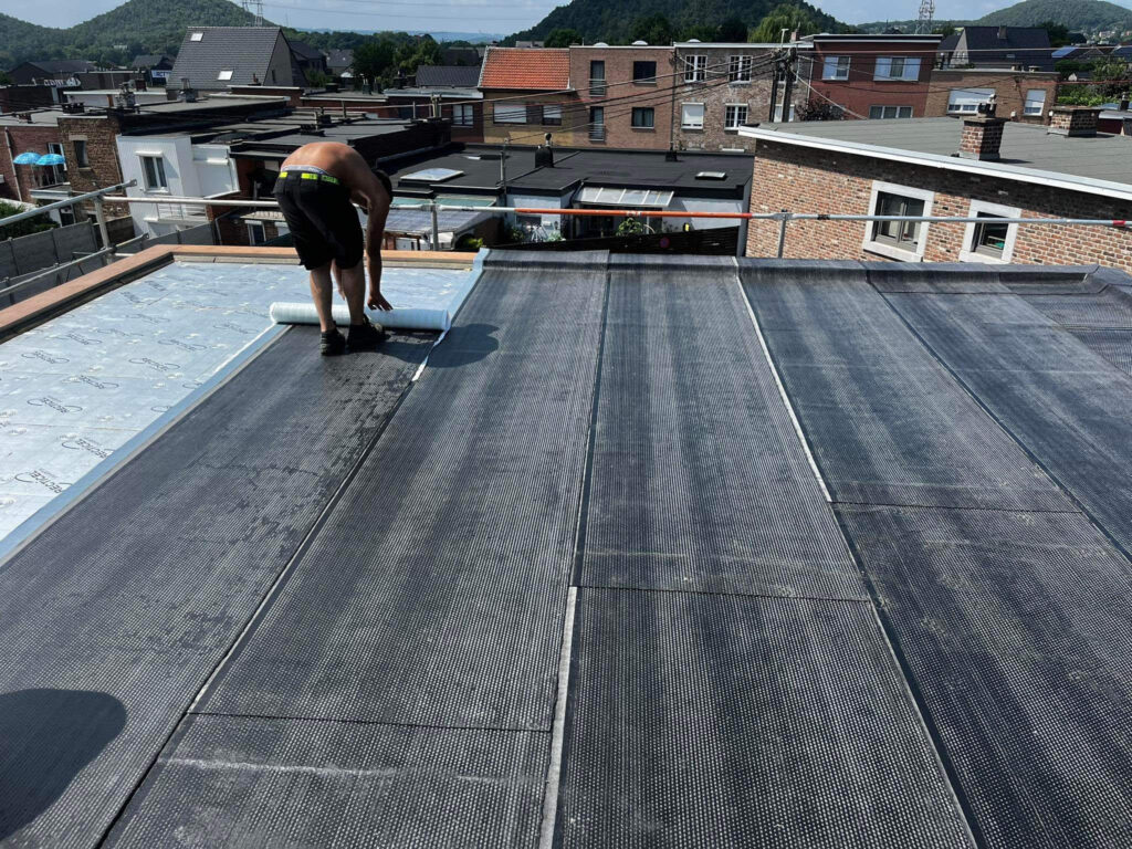 Pose de bandes de roofing sur une toiture plate par Toitures Laviolette