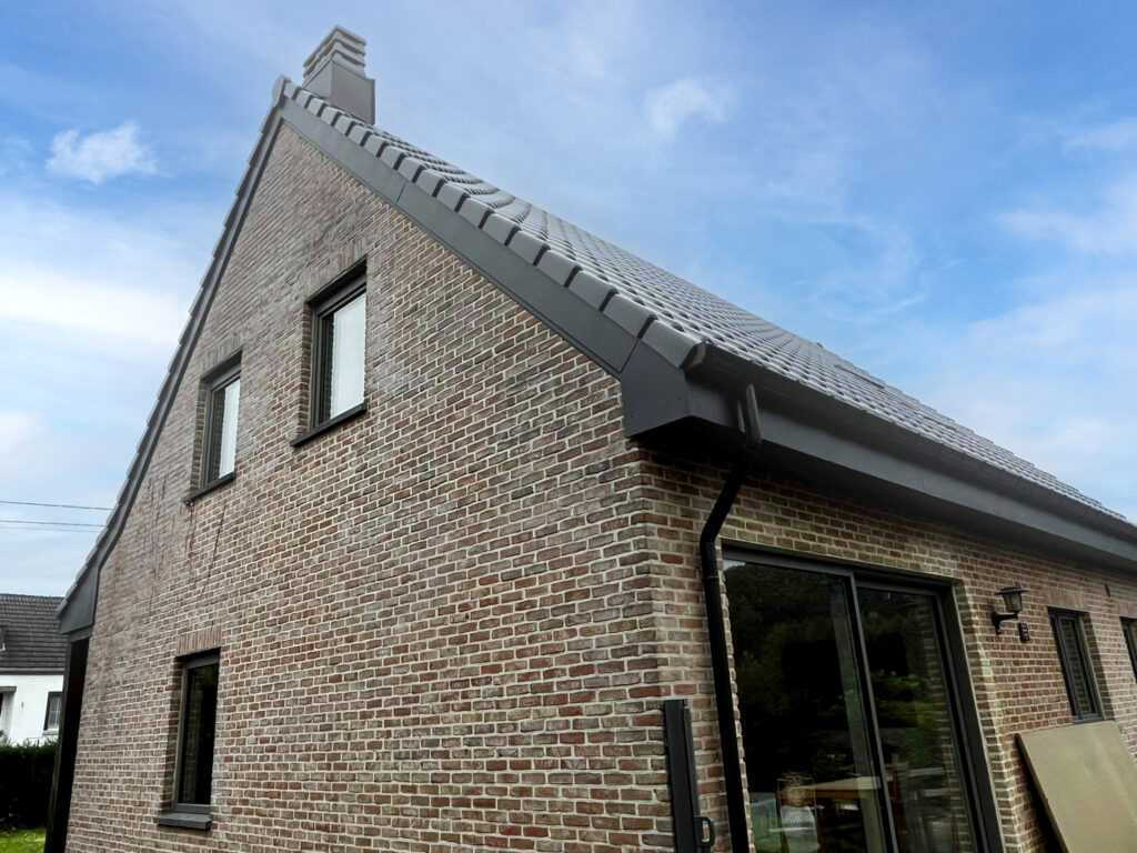 Photo d'un pignon d'une maison liégeoise après rénovation de toiture réalisée par Toitures Laviolette